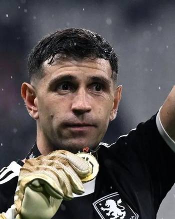 Juventus puso la mira en el Dibu Martínez y negocia su salida del Aston Villa